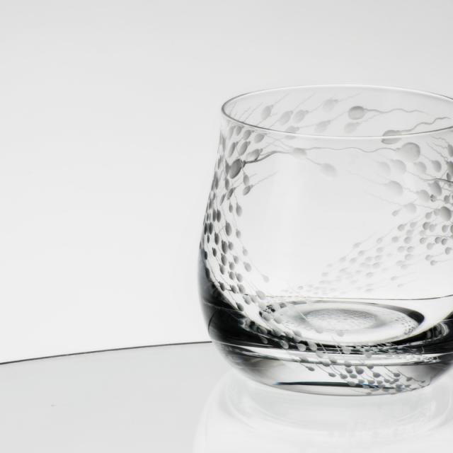 Užitá fotografie sklo na bílém pozadí